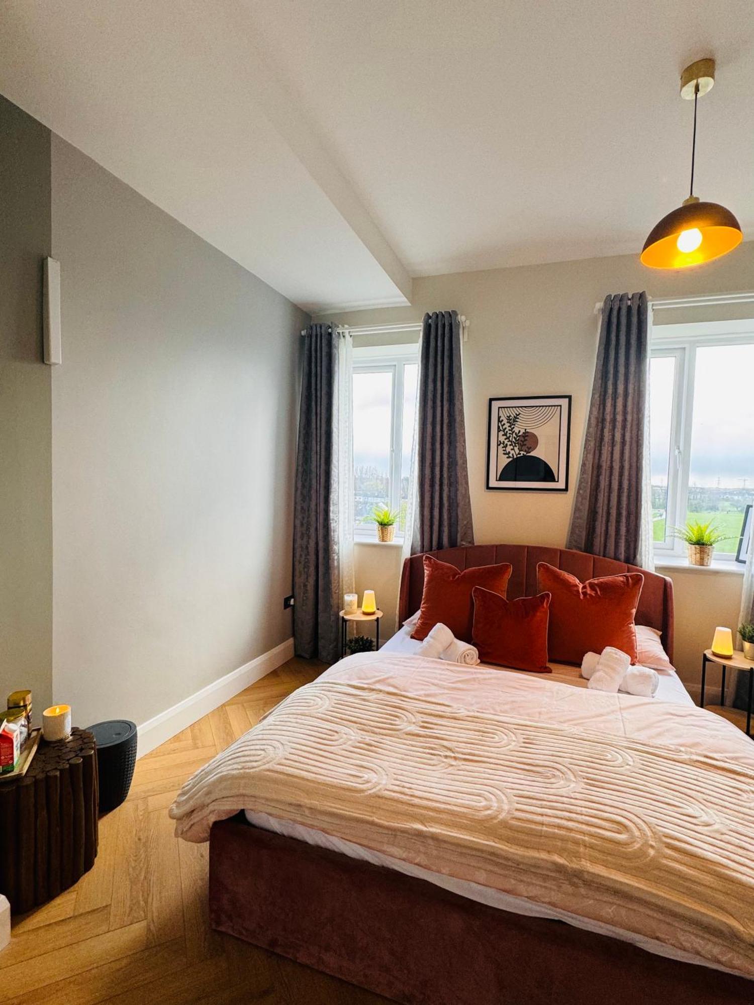Finnstown Hall- Private Room In Shared Apartment With The Host 더블린 외부 사진