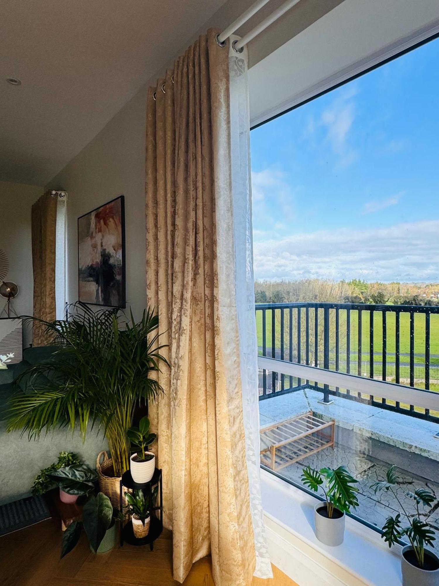 Finnstown Hall- Private Room In Shared Apartment With The Host 더블린 외부 사진